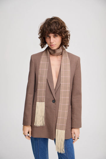 100% Viscose
A beautiful, long, and narrow checkered scarf, designed with fine, long fringes.