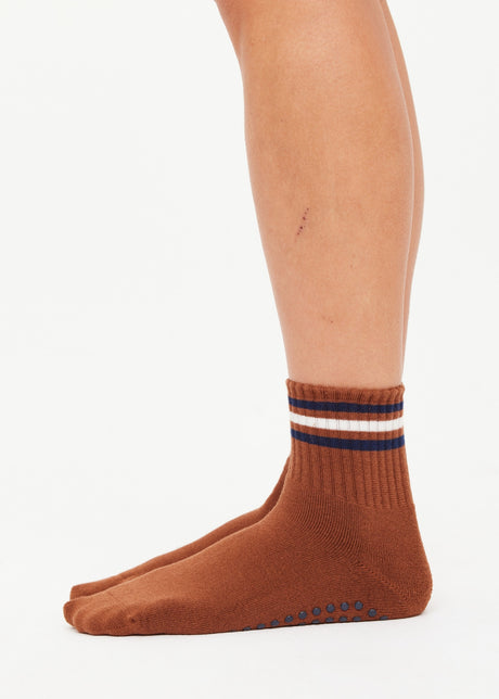 THE UPSIDE AVALON GRIP SOCK IN WALNUT